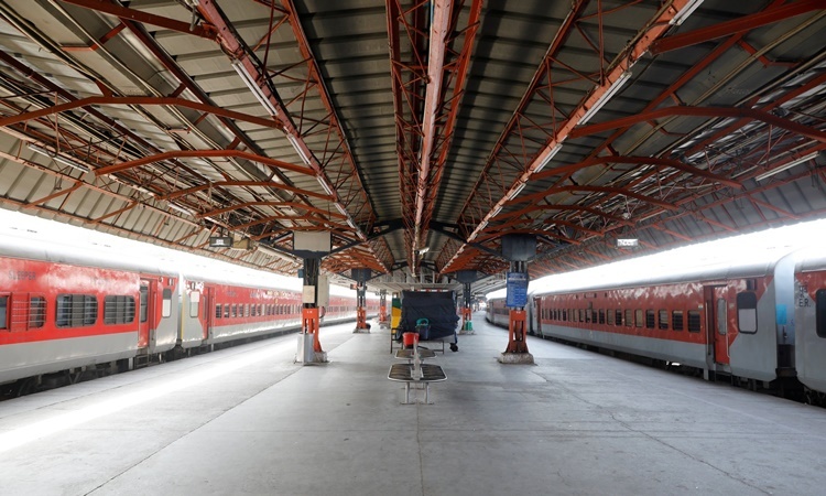 Một nhà ga xe lửa ở thủ đô New Delhi, Ấn Độ. Ảnh: Reuters.