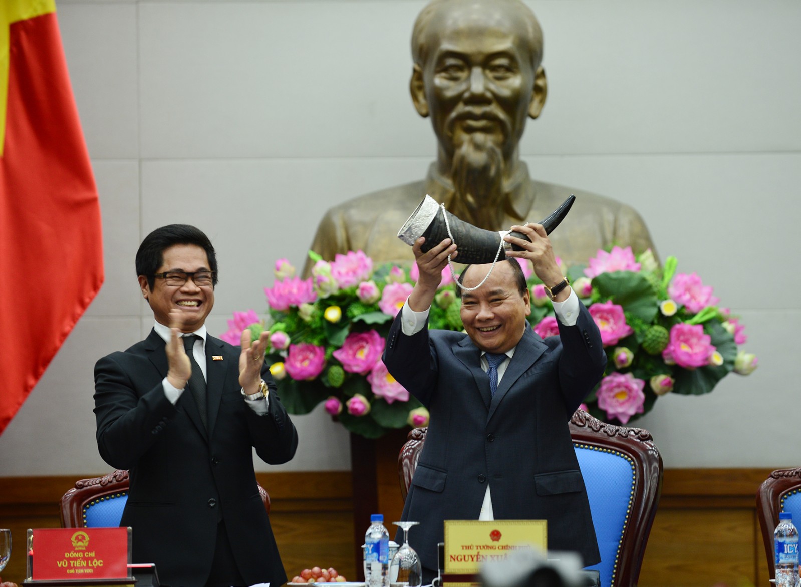Chủ tịch VCCI Vũ Tiến Lộc thay mặt cộng đồng Doanh nghiệp Việt Nam tặng chiếc tù và cho Thủ tướng. Đây là biểu tượng cho người đứng đầu các hiệp hội doanh nghiêp trên cả nước.